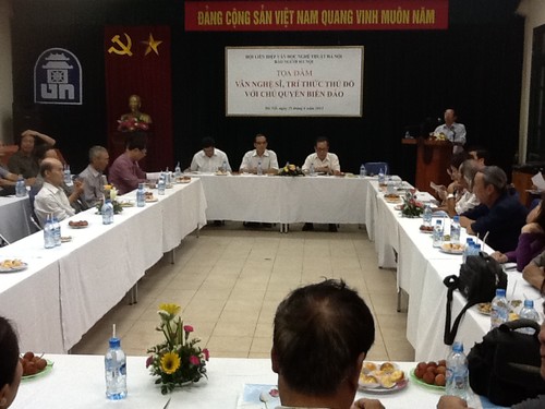 Les intellectuels et les artistes hanoiens tournés vers la mer et les îles - ảnh 1